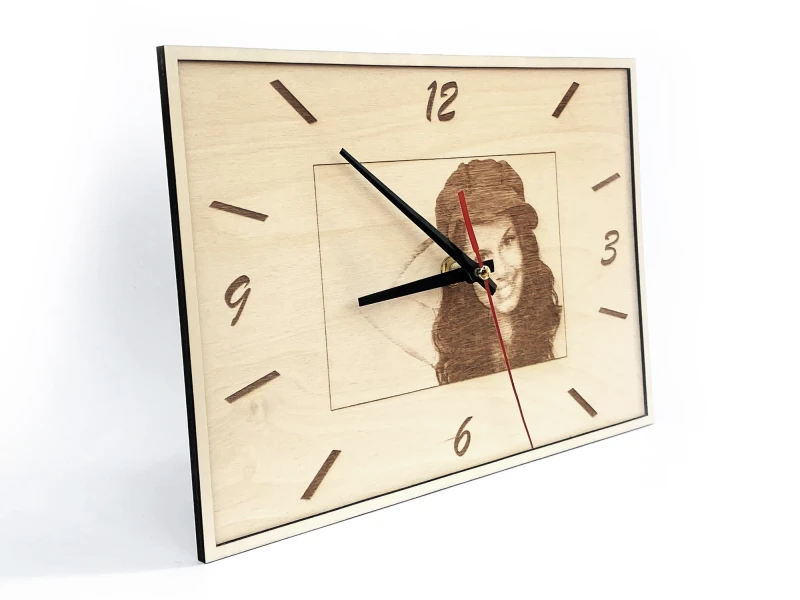 Wanduhr aus Holz mit Fotos (gerahmt)