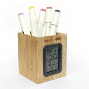 Stiftehalter mit Digitaluhr aus Holz, personalisiert