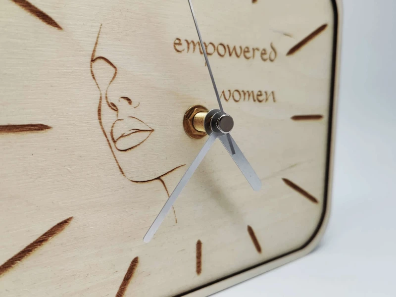 Wanduhr empowered Woman