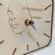 Wanduhr empowered Woman