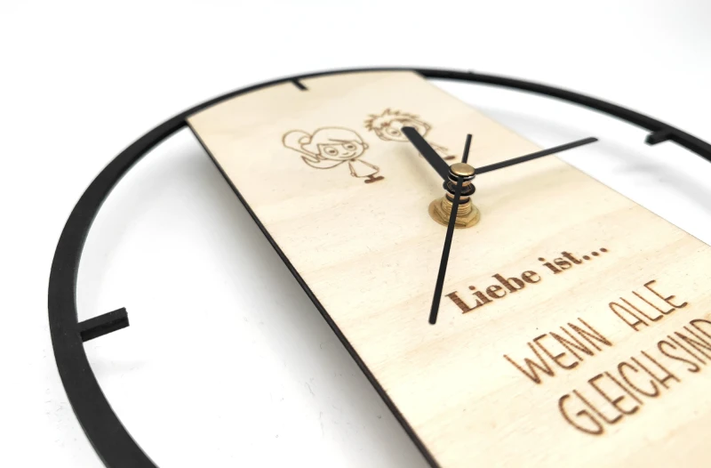 Wanduhr "Liebe ist..."