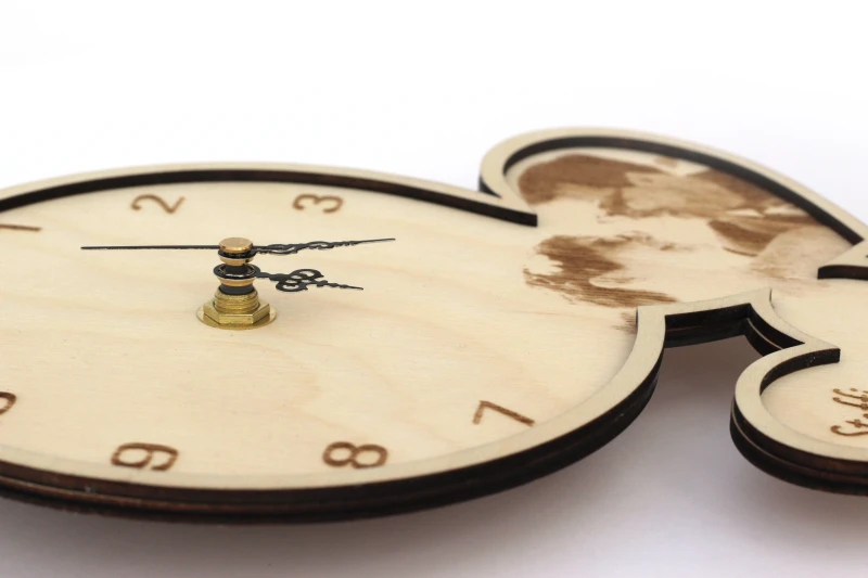 Wanduhr aus Holz mit Foto (Motiv Herzen mit Rahmen)