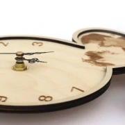 Wanduhr aus Holz mit Foto (Motiv Herzen mit Rahmen)