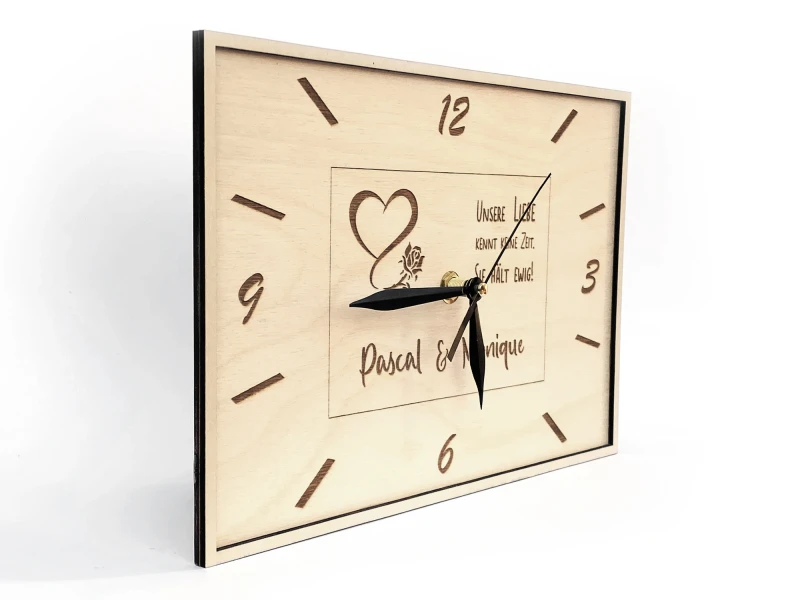 Wanduhr aus Holz (unsere Liebe kennt keine Zeit)